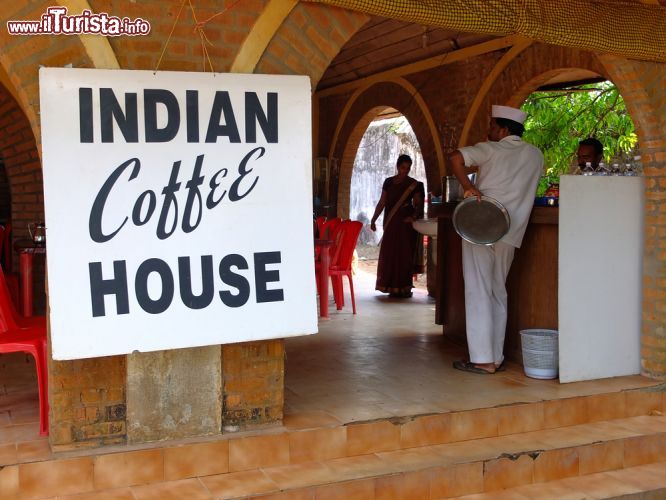Immagine Una coffee house nella città di Alleppey, oggi denominata Alapphuza, nello stato indiano del Kerala - foto © Komar / Shutterstock.com