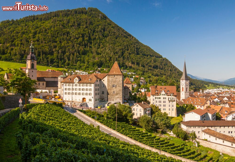 Immagine Coira (Chur), Svizzera: i campi, i tetti, le torri e le chiese del capoluogo del Cantone dei Grigioni.