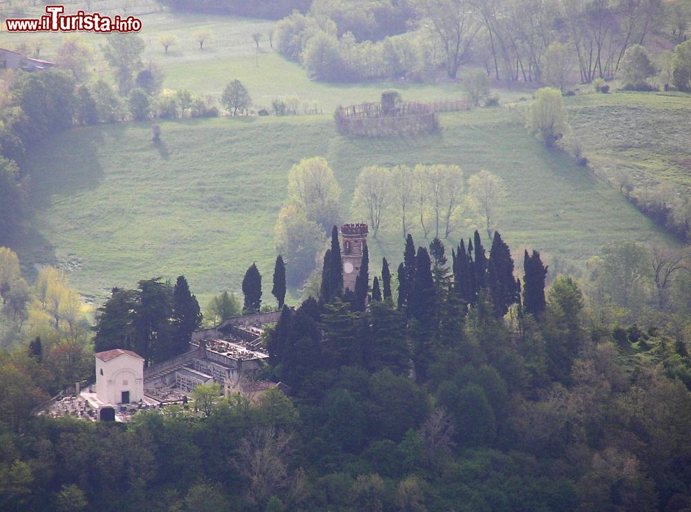 Immagine Col Bastia a Romano d'Ezzelino in Veneto - © Roberto frison - Pubblico dominio, Wikipedia