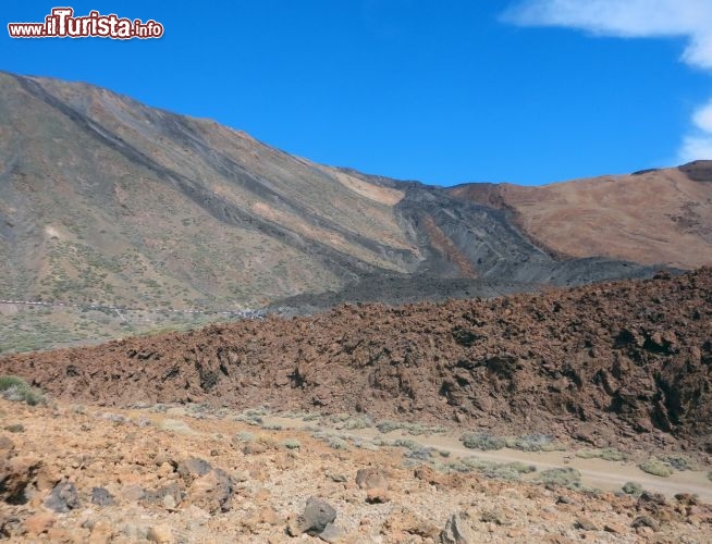 Immagine Le rocce più scure identificano una delle ultime colate laviche scese dalle pendici del vulcano Teide (Tenerife, Canarie).