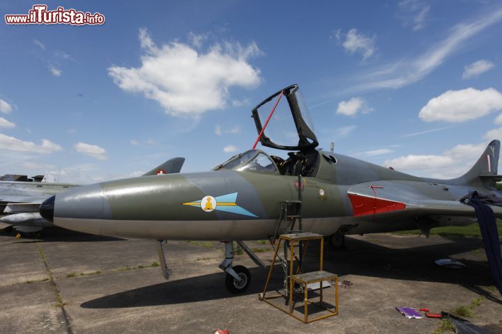 Immagine Un jet Hunter T7 exRAF (Royal Air Force) esposto al Cold War Jets air display, la mostra degli aerei della guerra fredda presso il Bruntingthorpe Airfield vicino  a Leicester - © david muscroft / Shutterstock.com