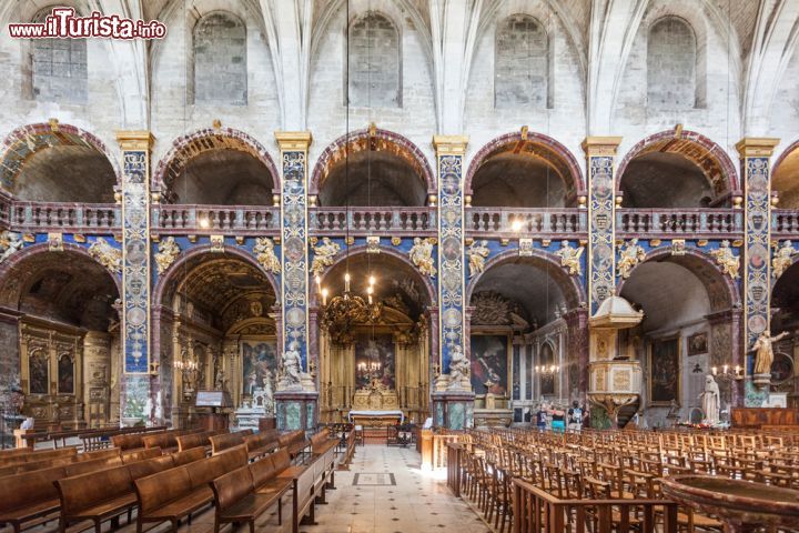 Immagine L'interno della Collégiale Notre Dame des Anges, la principale chiesa della cittadina di L'Isle-sur-la-Sorgue (Francia) - foto © Deymos.HR / Shutterstock.com