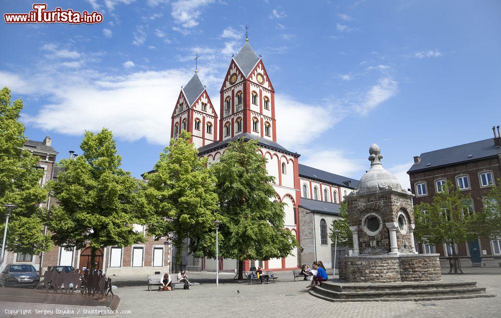 Immagine La collegiale di Saint-Barthélemy a Liegi (Vallonia, Belgio) affacciata sull'omonima piazza nel centro della città - © Sergey Dzyuba / Shutterstock.com