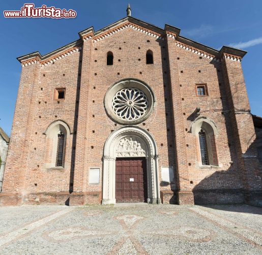 Immagine La facciata della Collegiata, la chiesa medievale di Castiglione Olona in Lombardia - © Claudio Giovanni Colombo / Shutterstock.com