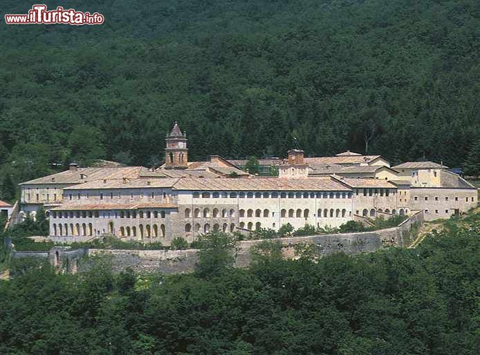 Immagine Collepardo (FR): la vista d'insieme della Certosa di Trisulti, uno dei complessi monumentali più interessanti del Lazio orientale - © Francorov - CC BY-SA 3.0 - Wikipedia