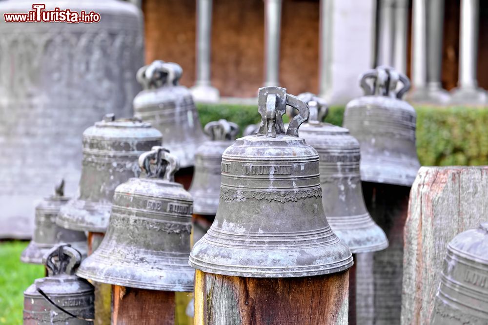 Immagine Collezione di campane medievali nel chiostro di San Gertrude a Nivelles, Belgio