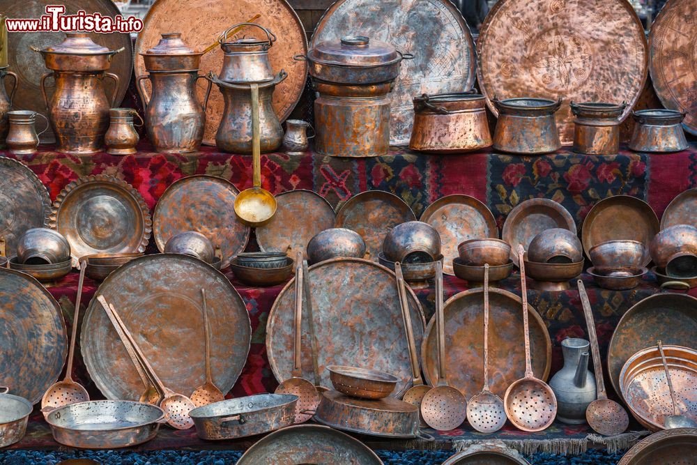 Immagine Una collezione di utensili in rame al mercato delle pulci di Yerevan, Armenia.