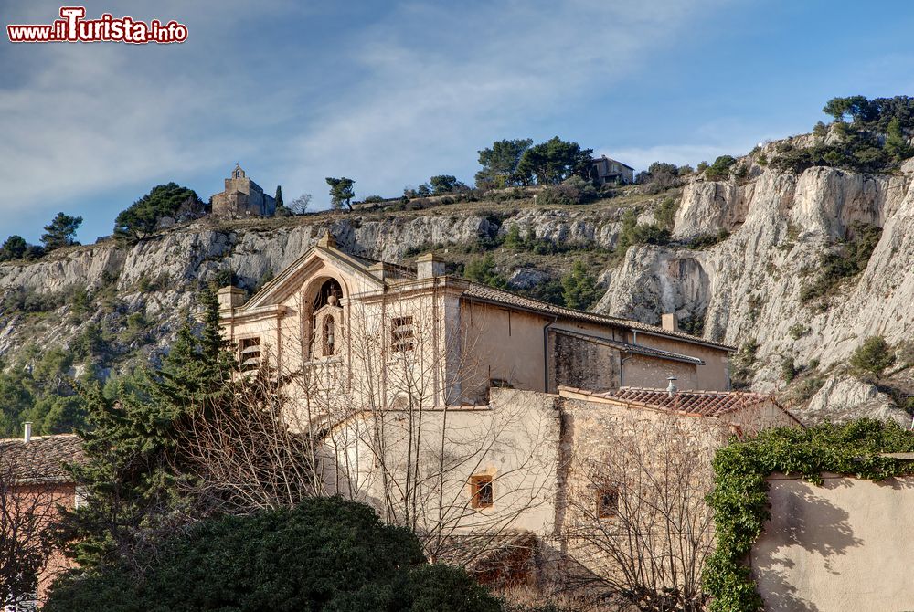 Immagine Veduta della collina di St Jacques, sulla quale si trova l'omonima cappella che domina dall'alto la cittadina di Cavaillon (Vaucluse, Francia) - foto © Shutterstock