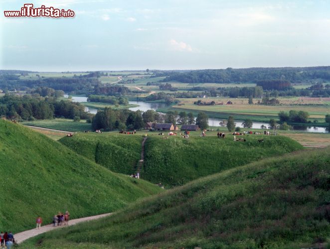 Immagine Le colline di Kernave, Lituania, scenario di antiche campagne archeologiche. Il sito è uno straordinario esempio di evoluzione degli insediamenti umani nella regione del Baltico.