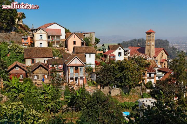 Immagine La Colline du Rova, è un quartiere storico di Antananarivo (Madagascar) dove si trovano le ultime case in legno restanti delle tante che era possibile trovare in città nei secoli scorsi - foto © Pascal Kryl / Shutterstock.com