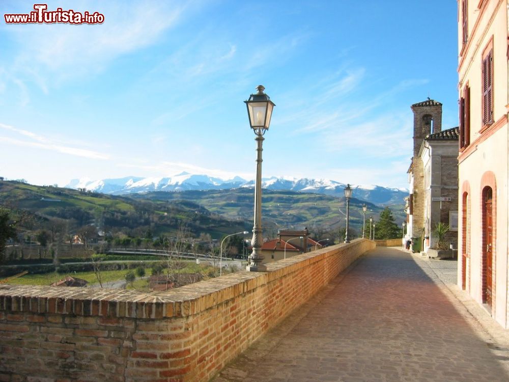 Immagine Colmurano nelle Marche e il panorama sui Monti Sibillini in inverno - © Maurizio Falcioni / mapio.net