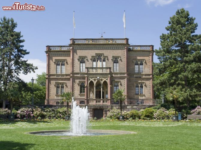 Immagine La stupenda villa nota come Colombi Schloessle, situata all'interno di Colombipark, nella città tedesca di Friburgo in Bresgovia - foto © PRILL / Shutterstock.com