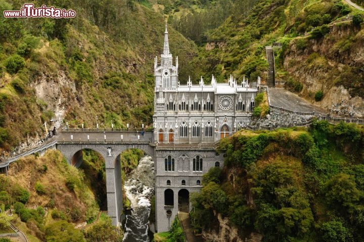 Immagine Colombia: il santuario di Las Lajas, nei pressi di Ipiales, è stato costruito nel canyon formato del fiume Guaitara tra il 1916 e il 1949 ed è meta di pellegrinaggio per molti fedeli cattolici provenienti da tutto il Sud America - foto © Rafal Cichawa / Shutterstock.com