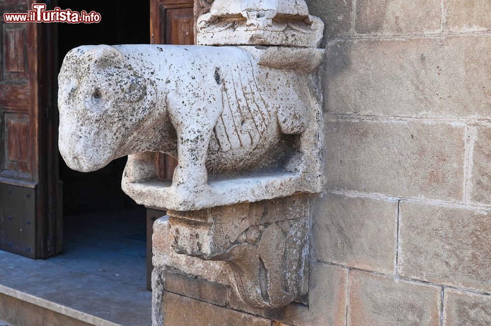 Immagine Colonna all'ingresso della Chiesa Madre di Grottaglie in Puglia