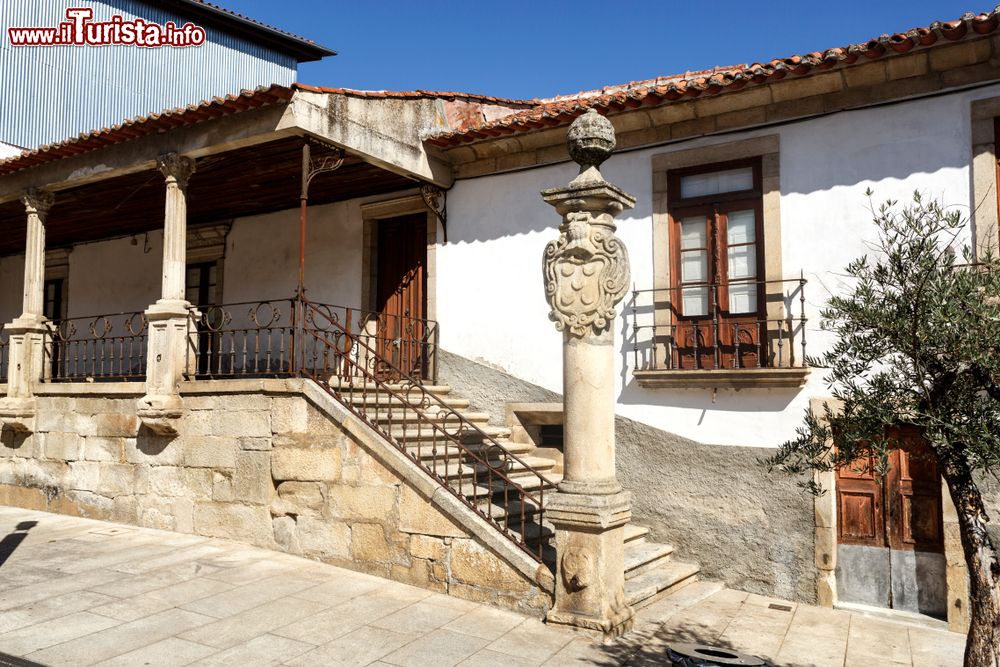 Immagine Colonna con stemma alla base di una scala in granito al Vinhais Manor di Mirandela, Portogallo.