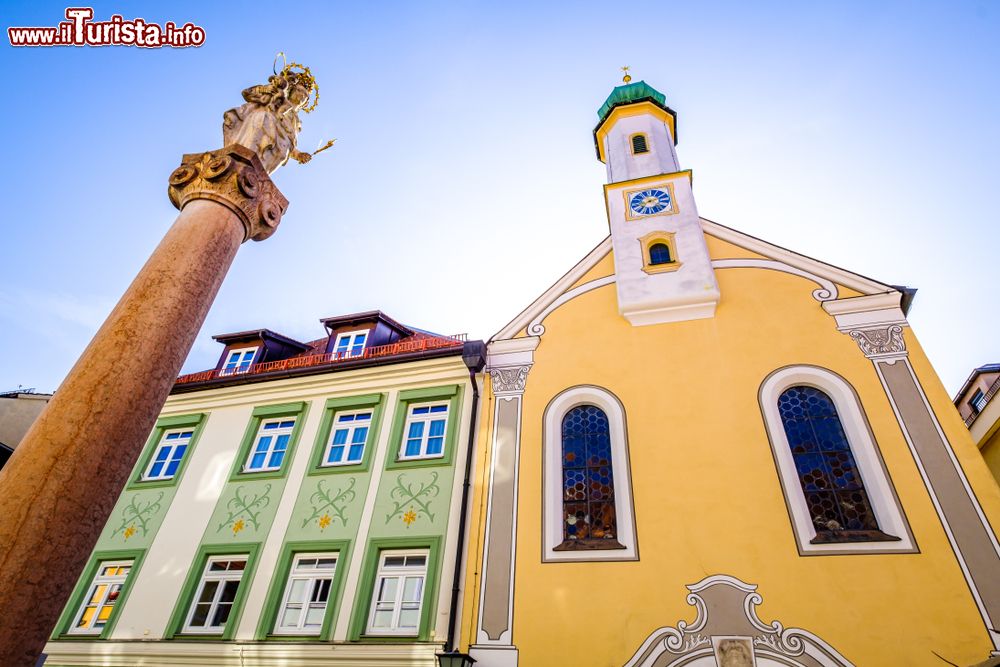 Immagine Colonna e chiesa nella città vecchia di Murnau am Staffelsee, Baviera (Germania). Questo rinomato luogo di villeggiatura si trova a sud di Monaco.