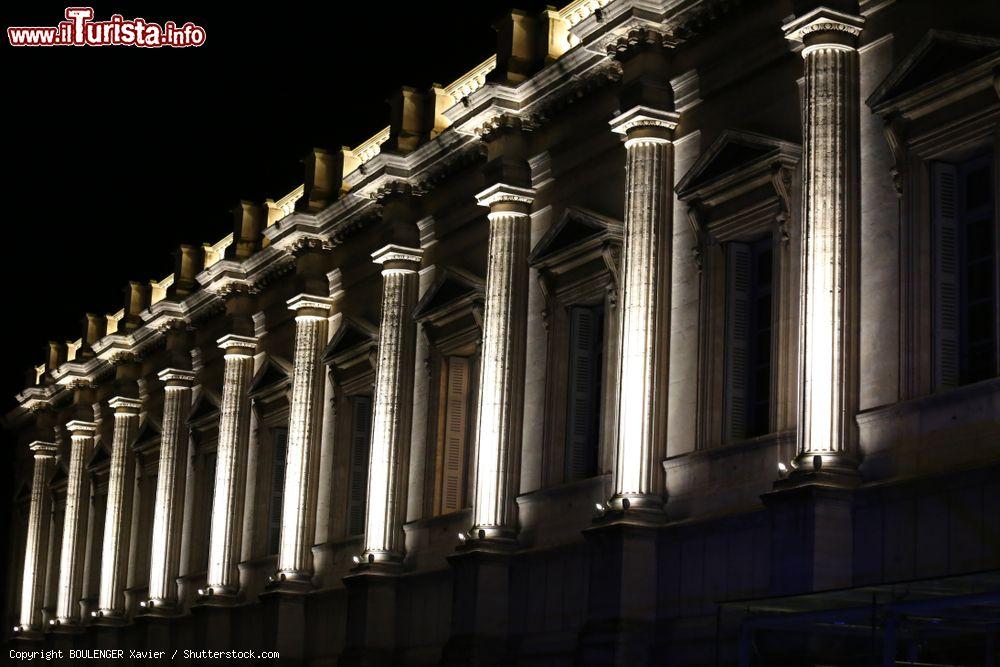 Immagine Il colonnato della facciata laterale del vecchio Palazzo di Giustizia di Montpellier, Francia, by night - © BOULENGER Xavier / Shutterstock.com