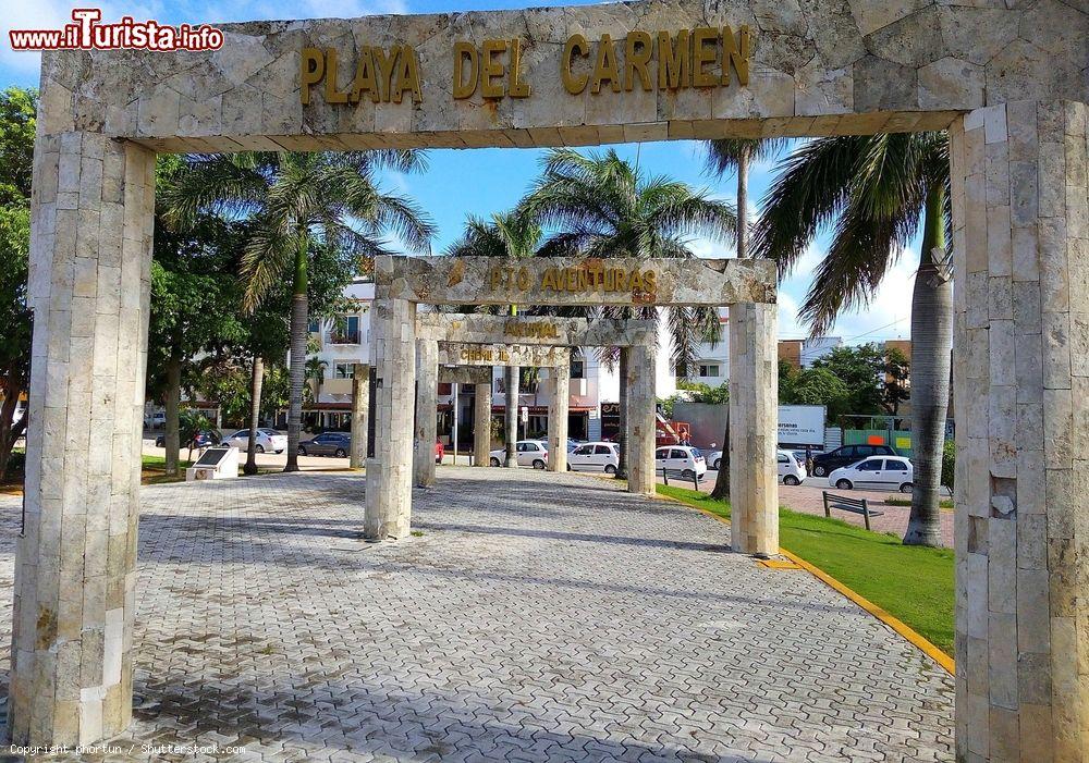 Immagine Colonne decorative con le insegne di Playa del Carmen, Puerto Aventuras, Akumal, Chetumal, Tulum e altre città della Riviera Maya, Messico - © phortun / Shutterstock.com