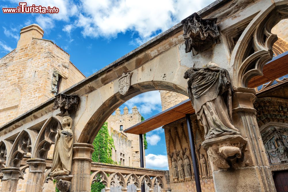 Immagine Colonne scolpite al Palazzo Reale di Olite, Spagna. Incendiato durante la guerra d'indipendenza spagnola, il palazzo fu poi sottoposto a un attento restauro per salvaguardare la struttura originale.