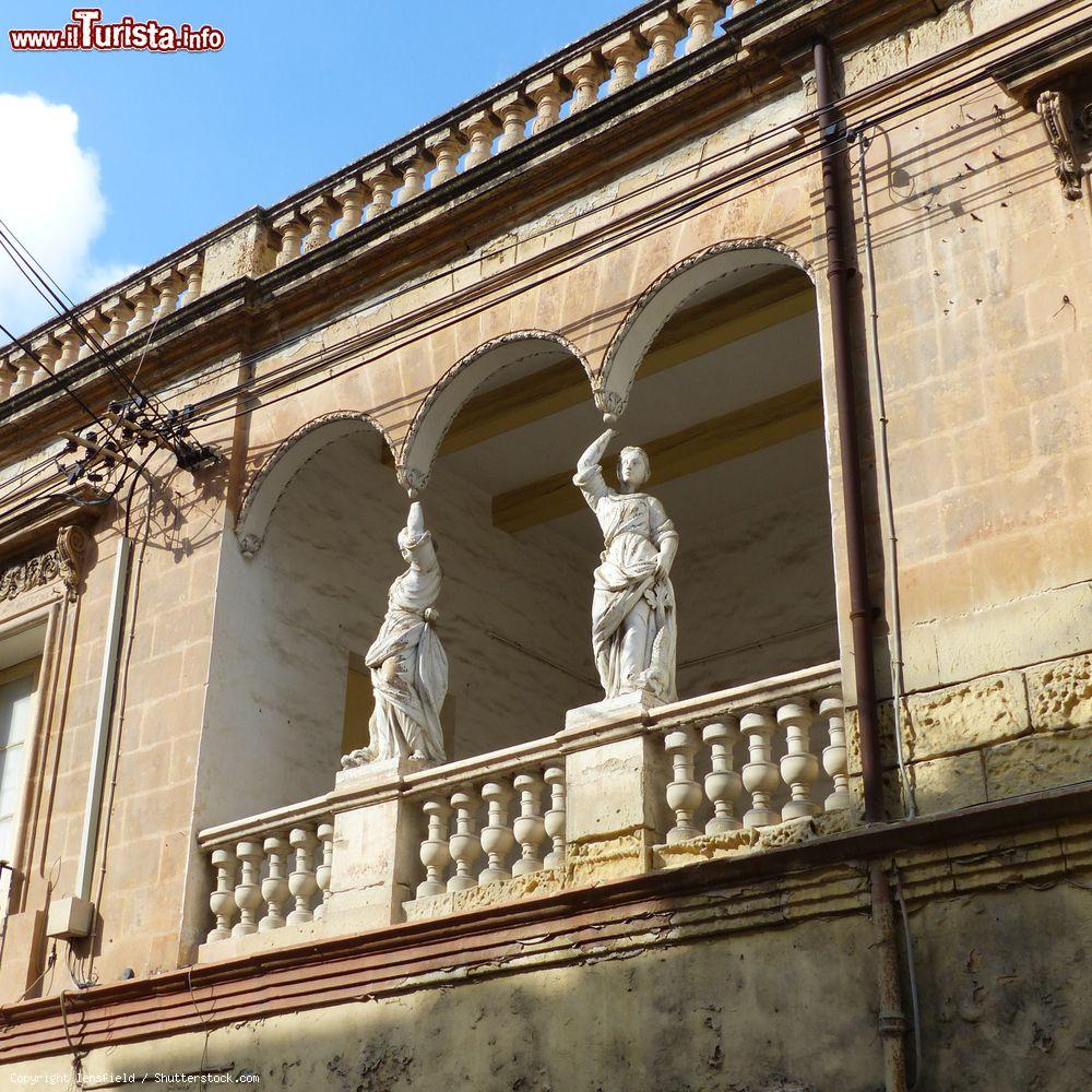 Immagine Colonne scultoree decorano la facciata di un antico palazzo di Marsascala, isola di Malta - © lensfield / Shutterstock.com