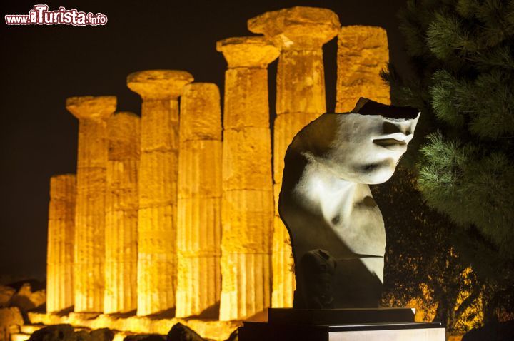 Immagine Le colonne del tempio di Ercole, lo stile dorico più forte della Valle dei Templi ad Agrigento (Sicilia) - La sede sacra nata con l'intento di venerare, ammirare ed elogiare l'eroe che ancora oggi è mito oggetto di leggende e racconti mitologici, rappresenta il luogo di culto più arcaico della Valle dei Templi, poiché risale al VI secolo a.C. Le colonne sono volutamente alte, maestose e dall'aspetto forte, quasi indistruttibile, proprio per richiamare alla simbologia di Ercole. Questo è particolarmente vistoso data la mancanza di capitelli che non è stata una mancanza bensì una scelta di stile metaforicamente perfetta - © luigi nifosi / Shutterstock.com