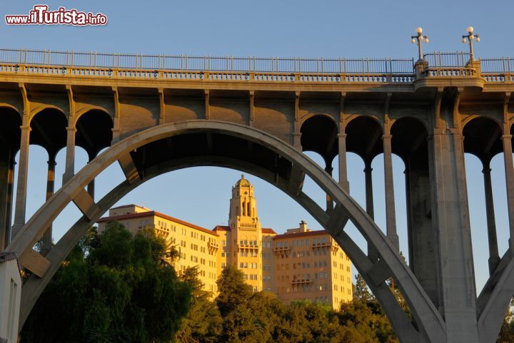 Immagine Il Colorado Street Bridge e la Corte d'Appello di Pasadena al tramonto - © Angel DiBilio / Shutterstock.com