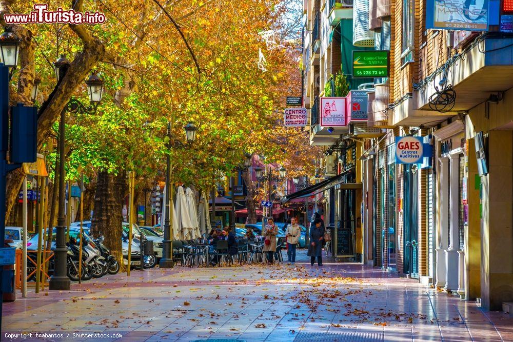Immagine Una colorata stradina della città di Xativa, vicino Valencia, in autunno, Spagna. Nota anche come Jativa, è famosa per il suo antico castello - © trabantos / Shutterstock.com