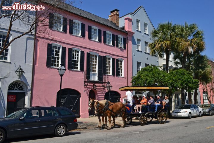 Immagine Le coloratissime case della Rainbow Row sono ormai un'attrazione turistica di punta per Charleston, la più antica città del sud-est degli Stati Uniti - foto © elvisvaughn / Shutterstock.com
