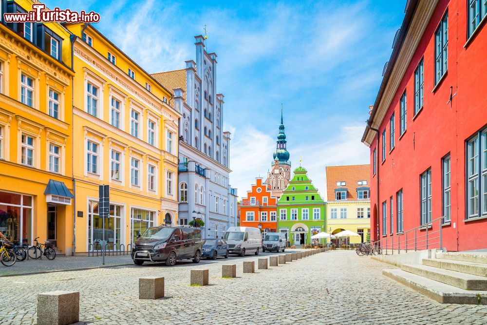 Immagine Il colorato centro storico della città di Greifswald (Meclemburgo-Pomerania) in una giornata di sole.