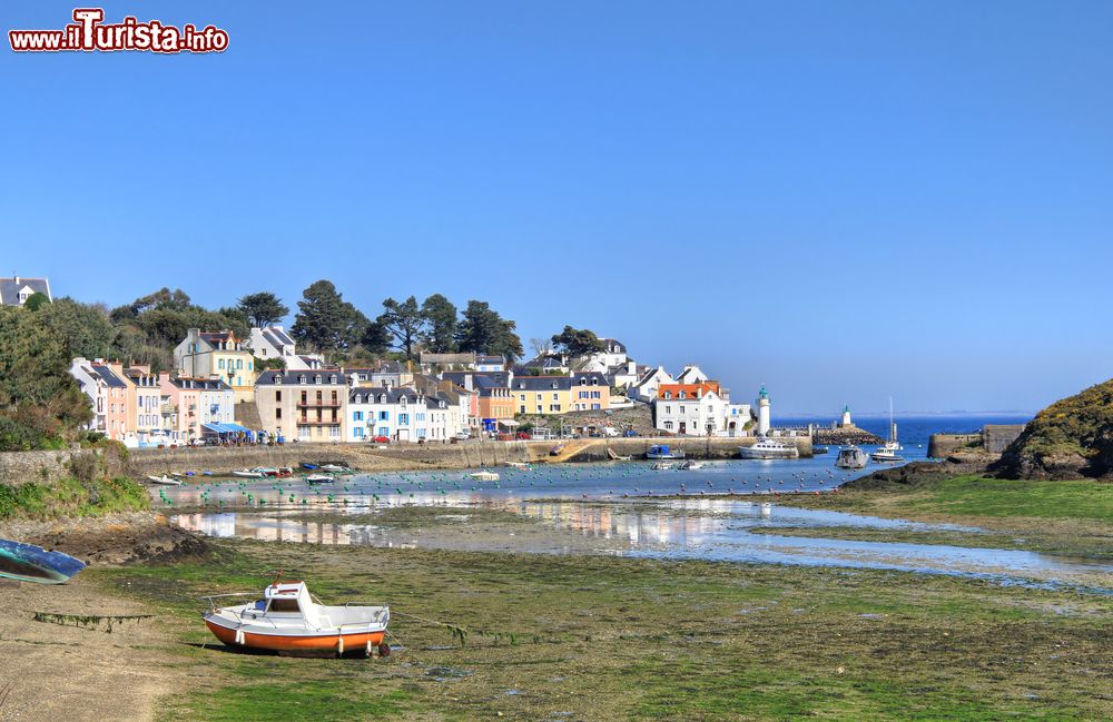 Immagine Il colorato porto di mare di Sauzon a Belle Ile en Mer, Bretagna, Francia. Questo grazioso paese di pescatori ha ispirato negli anni poeti, scrittori e pittori.