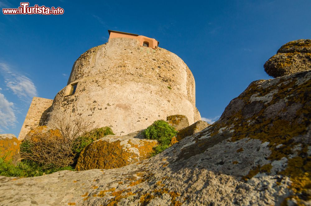 Immagine I colori del tramonto sulla torre spagnola di San Giovanni di Sinis, Sardegna. Fatta erigere da Filippo II° per fare fronte alle incursioni piratesche, si erge a 500 metri dall'arenile e si raggiunge passeggiando lungo una salita poco impegnativa.