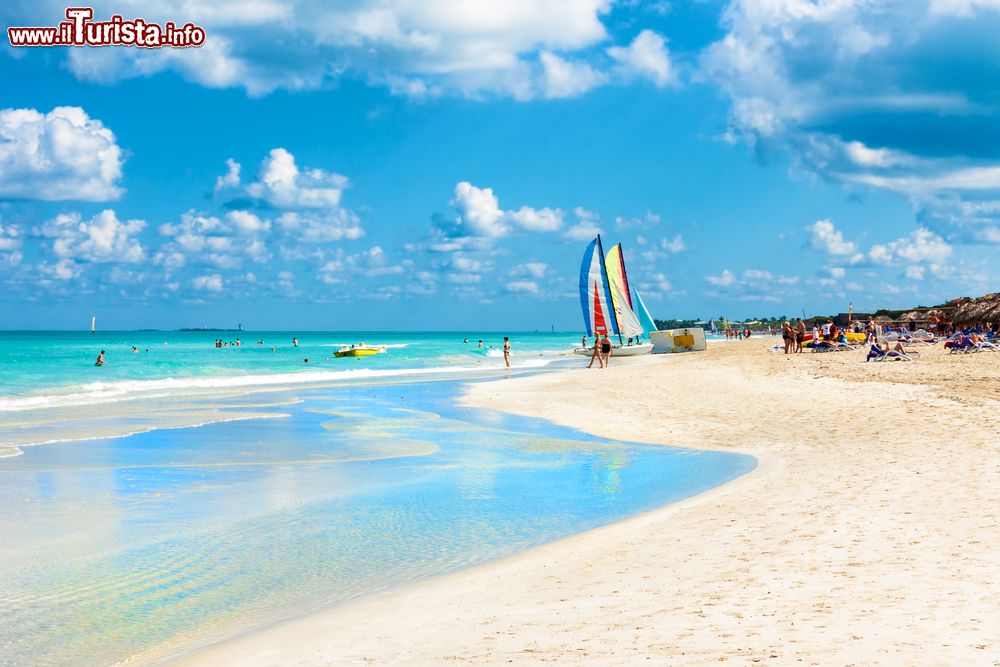Immagine Gli incredibili colori della spiaggia di Varadero (Cuba) e del mare, che sembra fondersi con il cielo in una splendida giornata di sole.