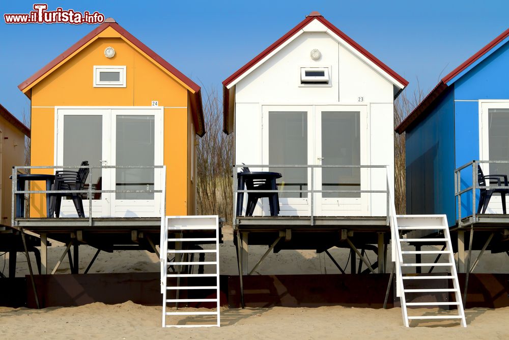 Immagine Colori pastello per le tipiche case sulla spiaggia di Vlissingen, Olanda.