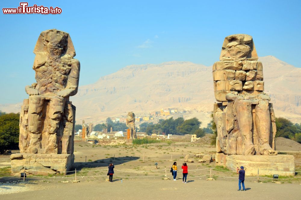 Immagine Gli imponenti Colossi di Memnone, presso Luxor (Egitto), sono statue che rappresentano il faraone Amenhotep III seduto. Furono costruito oltre 3400 anni fa.