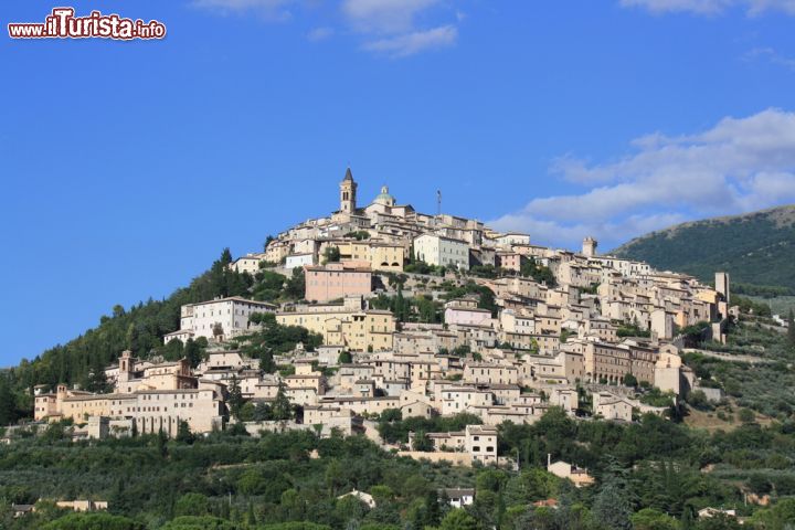 Immagine Come un presepe il borgo arroccato di Trevi in umbria - © Pix4Pix / Shutterstock.com