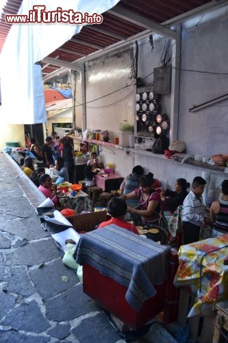 Immagine Comedor a Taxco: alcuni vicoli del centro sono occupati dai tavolini dei comedores, dove in genere le signore preparano piatti semplici e veloci della cucina tradizionale taxqueña e messicana come quesadillas, tacos e gorditas.