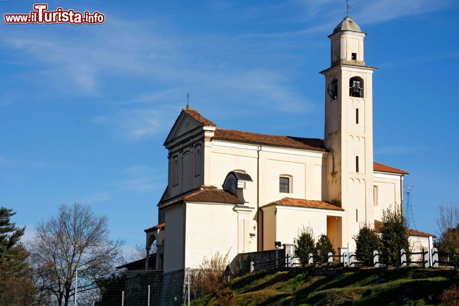 Immagine Comignago, Piemonte: la chiesa parrocchiale - © Alessandro Vecchi - CC BY-SA 3.0, Wikipedia