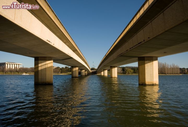 Immagine Commonwealth Bridge Lake Griffin, Canberra, Australia - Proprio come il nome del fiume che gli scorre sotto, la strada del Commonwealth Bridge Lake Griffin ricorda per ovvi motivi la distesa d'acqua. Impossibile, infatti, vedere uno senza pensare all'altro e viceversa. Nelle strade soleggiate come nel caso dell'immagine, percorrere la strada sopra il fiume regala una vera gioia visiva ed emotiva per chiunque - © Phillip Minnis / Shutterstock.com