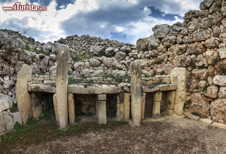 Immagine Con oltre 5.000 anni di storia sulle spalle, la zona archeologica di Ggigantija è una delle più importanti dell'arciplego di Malta. Siamo a Gozo, nei pressi di Xaghra - © Angelo Giampiccolo / Shutterstock.com