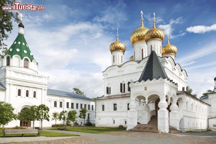 Immagine Nel 1435 Basilio II° di Russia concluse una pace con il cugino Kosoy: a quel tempo il monastero di Ipatiev era anche un prestigioso centro di insegnamento. Occupato nel 1609 durante il cosiddetto "Periodo dei Torbidi" dai sostenitori del Falso Dimitri II° di Russia per poi ritornare nelle mani dei suoi avversari, solo qualche anno più tardi vide la proclamazione di Michele Romanov a nuovo zar. Fondato nel XIV° secolo, gli edifici attuali che compongono il complesso di Ipatiev appartengono però a epoche più recenti  - © volkova natalia / Shutterstock.com