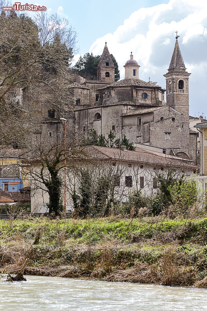 Immagine Complesso Monumentale della Trinità e di San Lorenzo a Popoli, Abruzzo. Le due chiese gemelle rappresentano uno dei monumenti storici della città in provincia di Pescara.