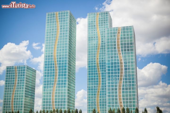 Immagine Complesso residenziale Grand Alatau, Astana - Quattro torri di 20, 28, 38 e 43 piani costituiscono il nuovo complesso residenziale Grand Alatau costruito a Astana fra il 2004 e il 2007 sulla sponda destra del fiume Yessil. L'area totale su cui sorge la struttura è di circa 145.700 metri quadrati © freedarst / Shutterstock.com