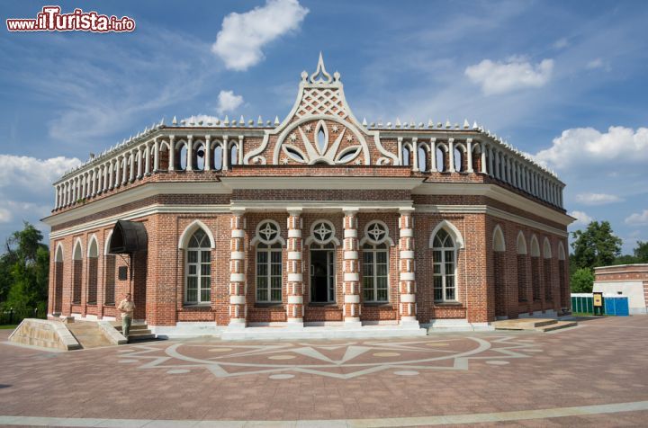 Immagine Edificio del Tsaritsyno a Mosca, Russia - Nel parco Tsaritsyno di Mosca, il cui nome significa "della zarina" poichè nel 1775 venne acquistato dall'imperatrice Caterina II di Russia, si trovano palazzi, padiglioni, pergolati, boschetti, grotte artificiali, ponti decorativi e altre costruzioni architettoniche che ne fanno uno dei luoghi più visitati dai turisti © gumbao / Shutterstock.com