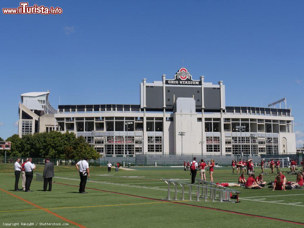 Immagine Componenti della banda musicale della città di Columbus, Ohio, in un prato. Sullo sfondo, l'Ohio Stadium - © RaksyBH / Shutterstock.com