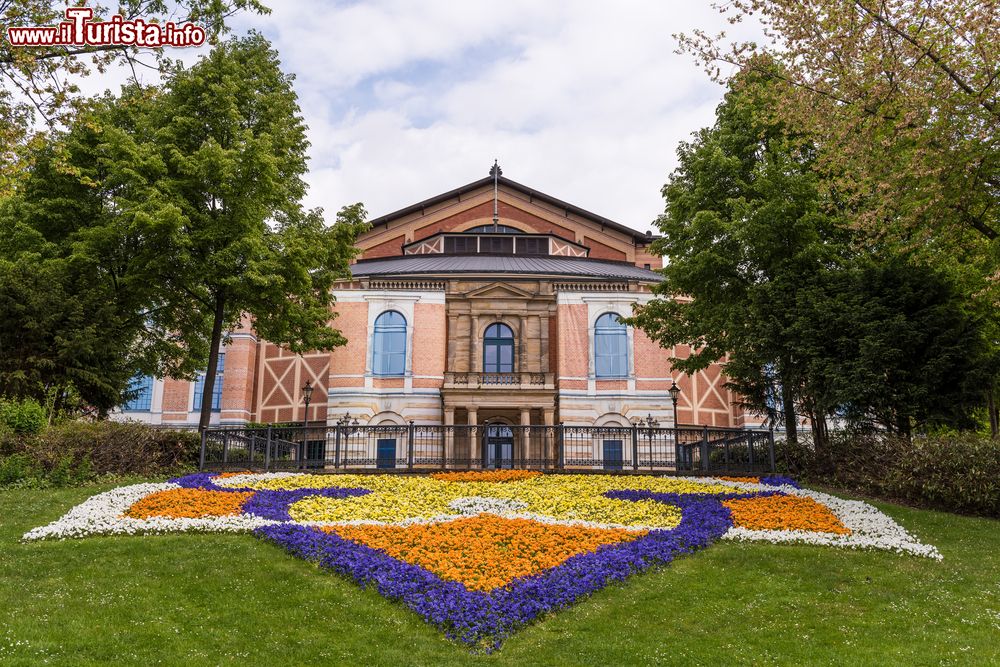 Immagine Composizioni floreali colorate in occasione del Germany Festival Theatre di Bayreuth, Baviera.