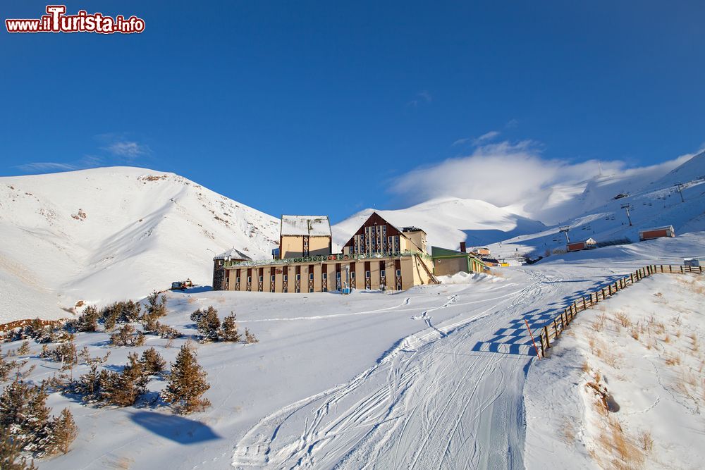 Immagine Comprensorio sciistico a Palandoken, Erzurum, Turchia. Con i suoi 3180 metri di altezza, il Monte Palandoken ospita la più grande stazione sciistica della Turchia.