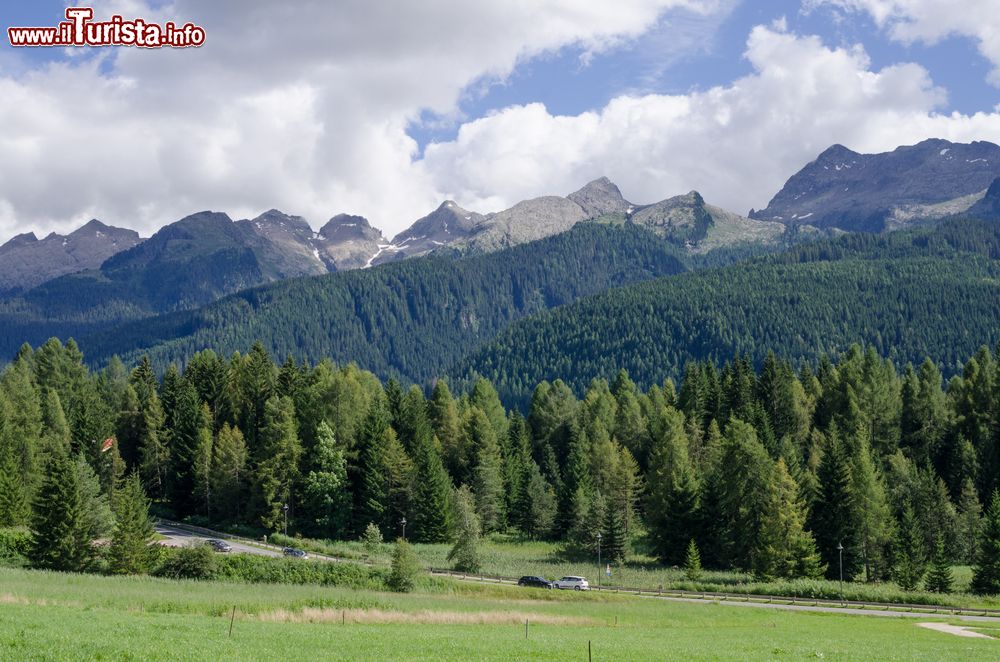 Immagine Comune di Predazzo: le montagne intorno alla città della Val di Fiemme, nei pressi di Bellamonte