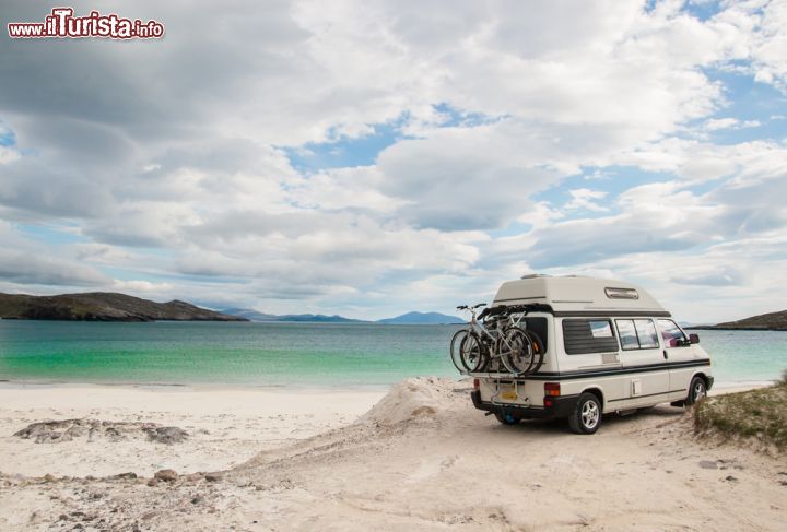 Immagine Camper sulle spiagge di Lewis and Harris, Scozia - Meta perfetta per una vacanza all'insegna del relax e della natura, Lewis and Harris offre innumerevoli opportunità per gli amanti della vita all'aria aperta © DrimaFilm / Shutterstock.com