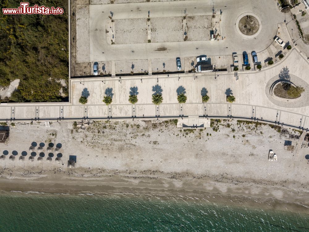 Immagine Con il drone sulla spiaggia di Qeparo vicino a Borsh, Albania.