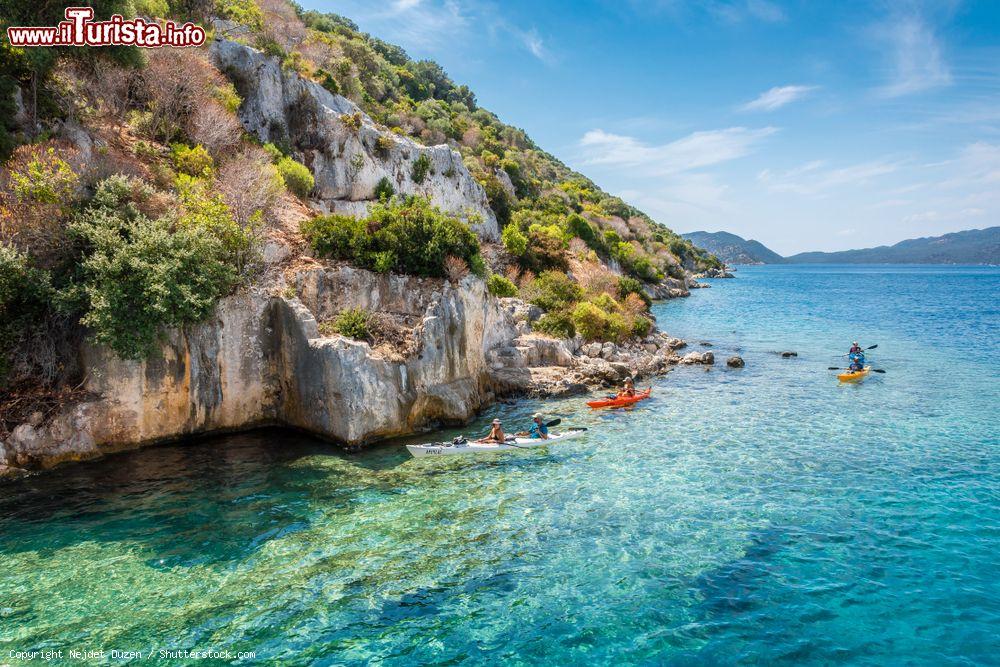 Immagine Con il kayak  sulla città sommersa di Simena sull'isola di Kekova in Turchia. - © Nejdet Duzen / Shutterstock.com